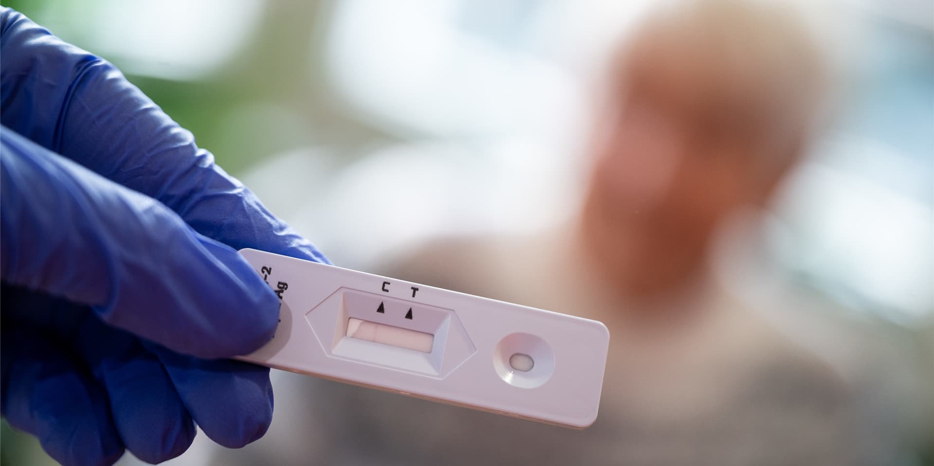 Vor allem alte Menschen sind durch das Coronavirus bedroht. Am Dienstag meldete der Kreis Unna vier Todesfälle bei betagteren Patienten. Schnelltests in Senioreneinrichtungen können helfen, Infektionen früh zu erkennen.