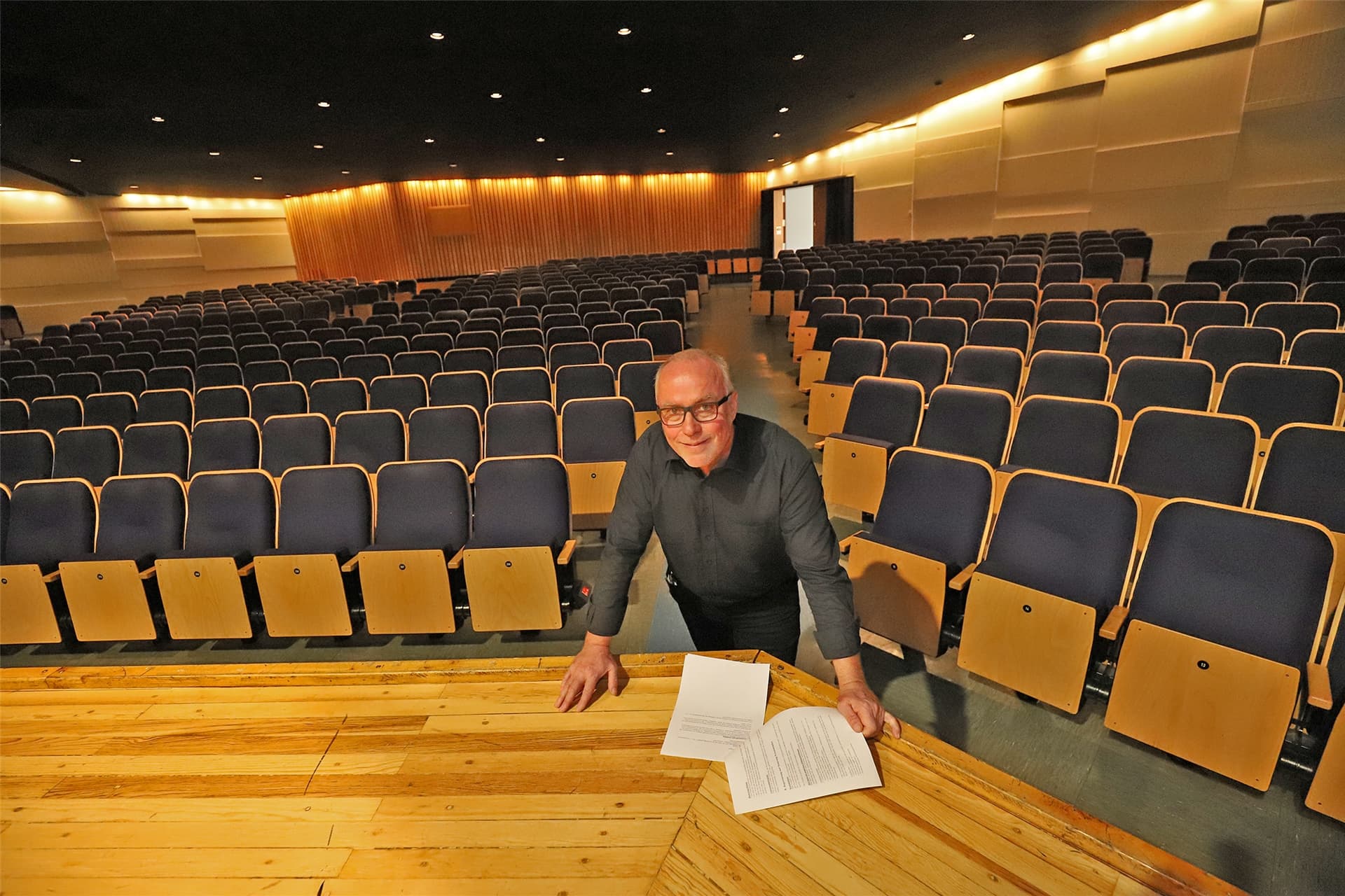 Kulturmanager Jörg Höning steht vor den leeren Sitzen in der Konzertaula Kamen.