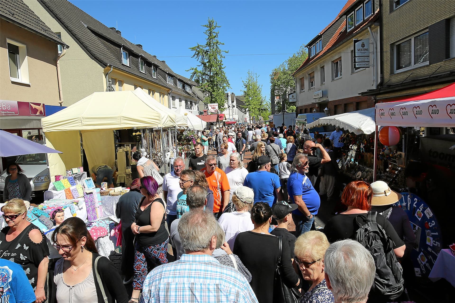 Die Präsidentenstraße in Bergkamen ist gut gefüllt, wenn die Blumenbörse im Kalender steht.