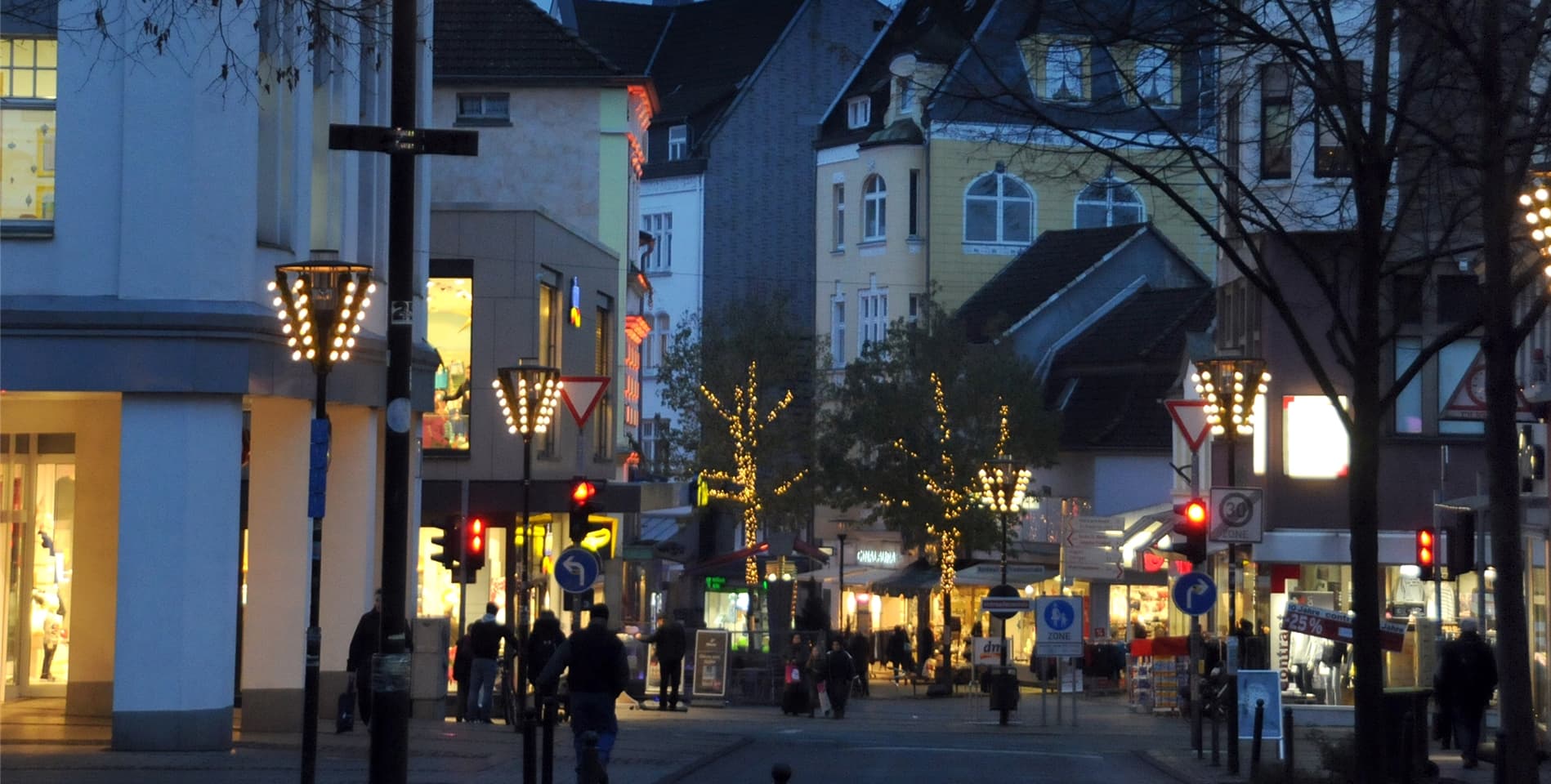 Auch in diesem Advent ergänzen Lichterketten in den Bäumen die Lichtkronen auf den Laternen in der Innenstadt.