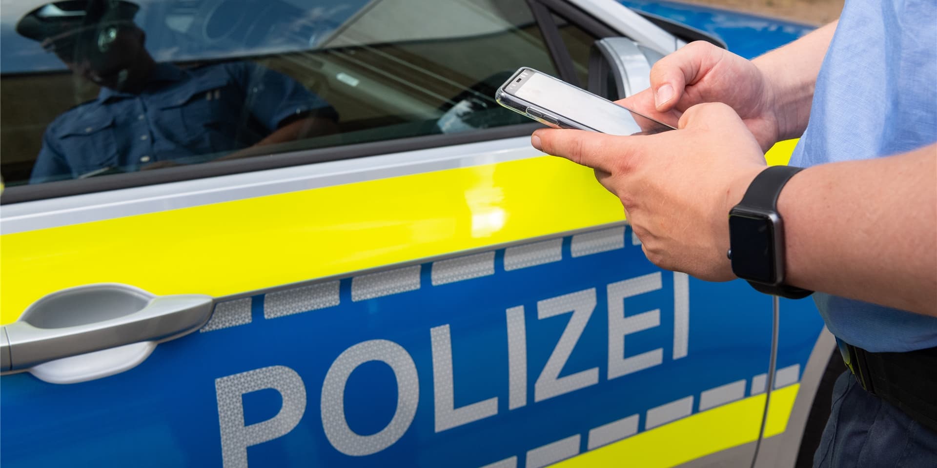 Die Polizei sucht im Zusammenhang einer Unfallflucht die Fahrerin eines blauen Opel Tigra.