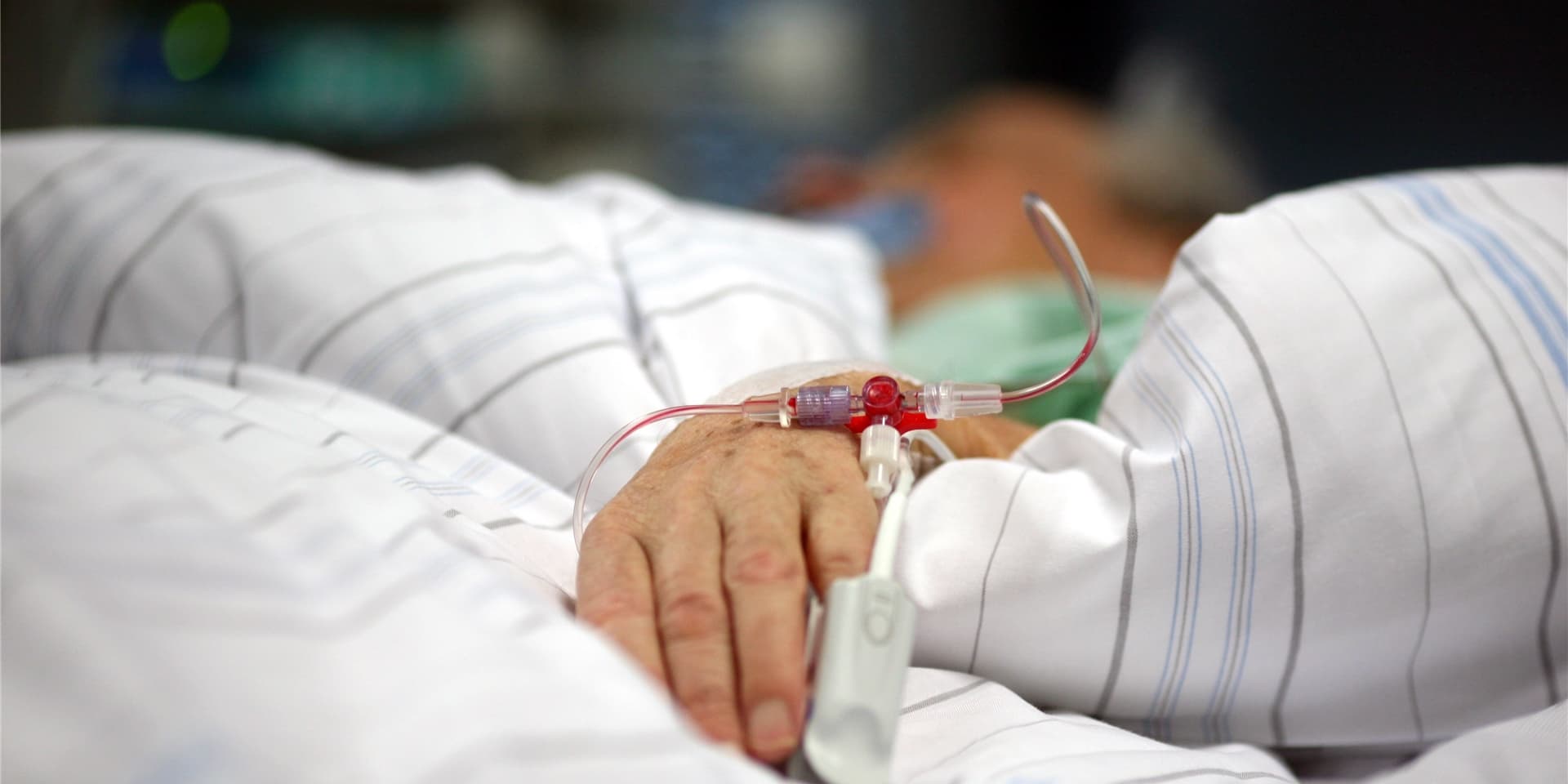 Ein Patient liegt auf der Intensivstation eines Krankenhauses.