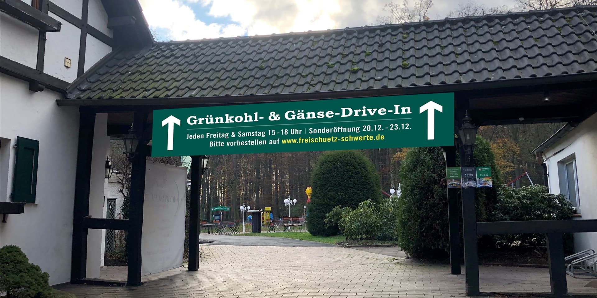 Kunden können im neuen Drive-In direkt in den Biergarten des Freischütz fahren. Das bestellte Essen wird durch das Autofenster gereicht.