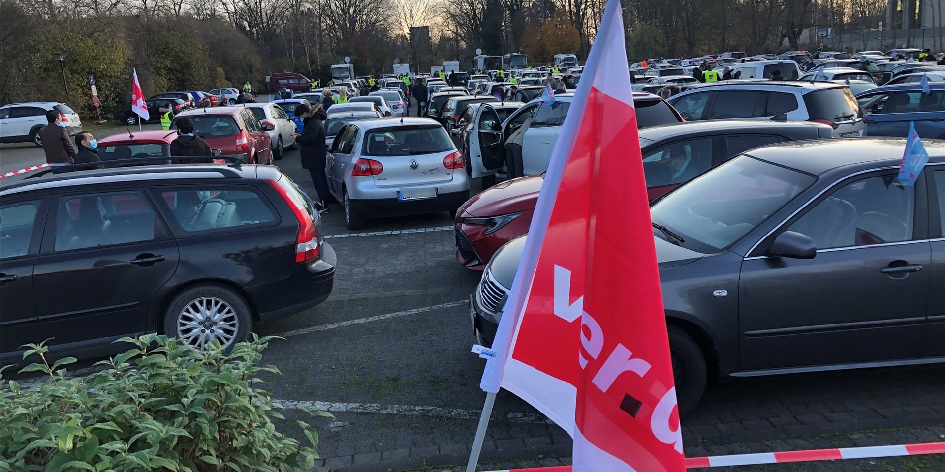 Auf der Auto-Kundgebung am Freitagnachmittag in Werne verkündete Verdi eine Ausdehnung des Streiks bei Amazon.