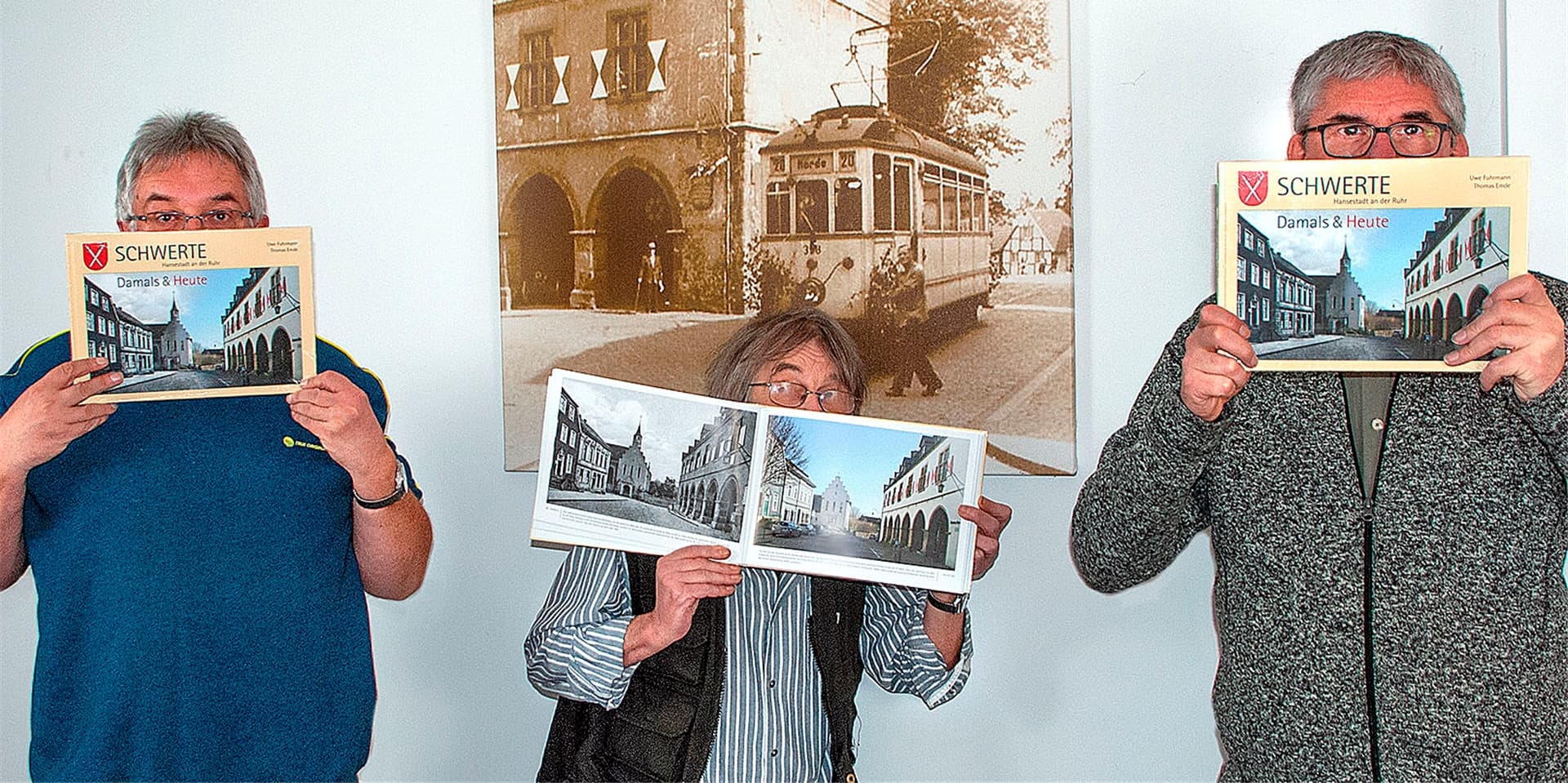 Stellen den neuen Schwerte-Bildband vor (v.l.): Heimatvereins-Vorsitzender Uwe Fuhrmann, Mediendesigner und Fotograf Thomas Emde und Martin Kolöchter, dessen Werbeagentur die Herstellung des Buches übernahm.