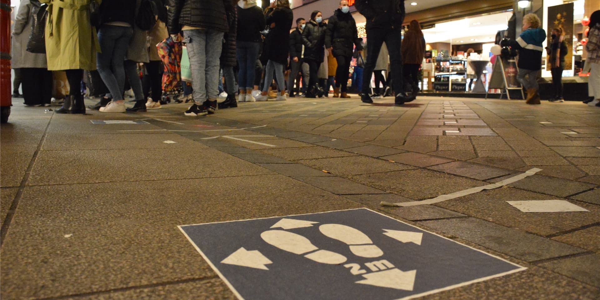 Die Teams der Geschäfte am Westenhellweg mussten vor ihren Eingänge Markierungen für die Sicherheitsabstände anbringen.