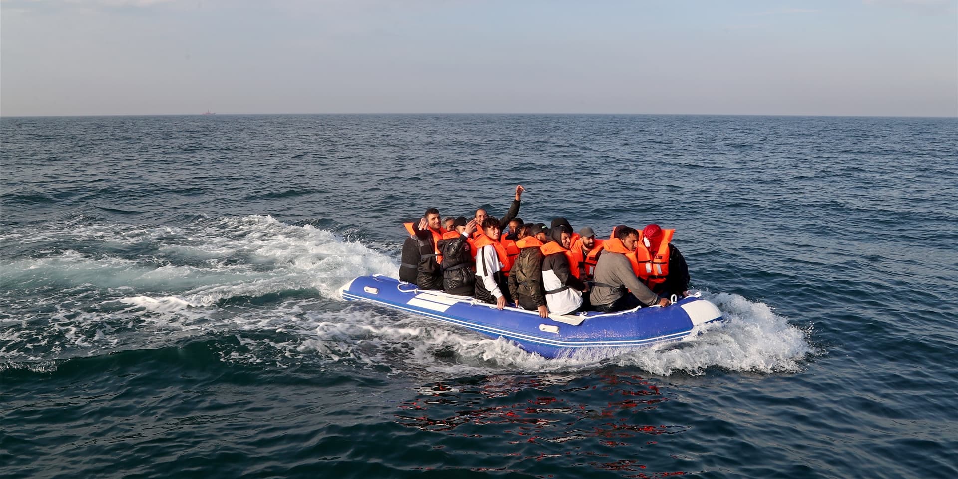 Eine Gruppe von mutmaßlichen Migranten überquert den Ärmelkanal in einem kleinen Boot in Richtung Großbritannien.