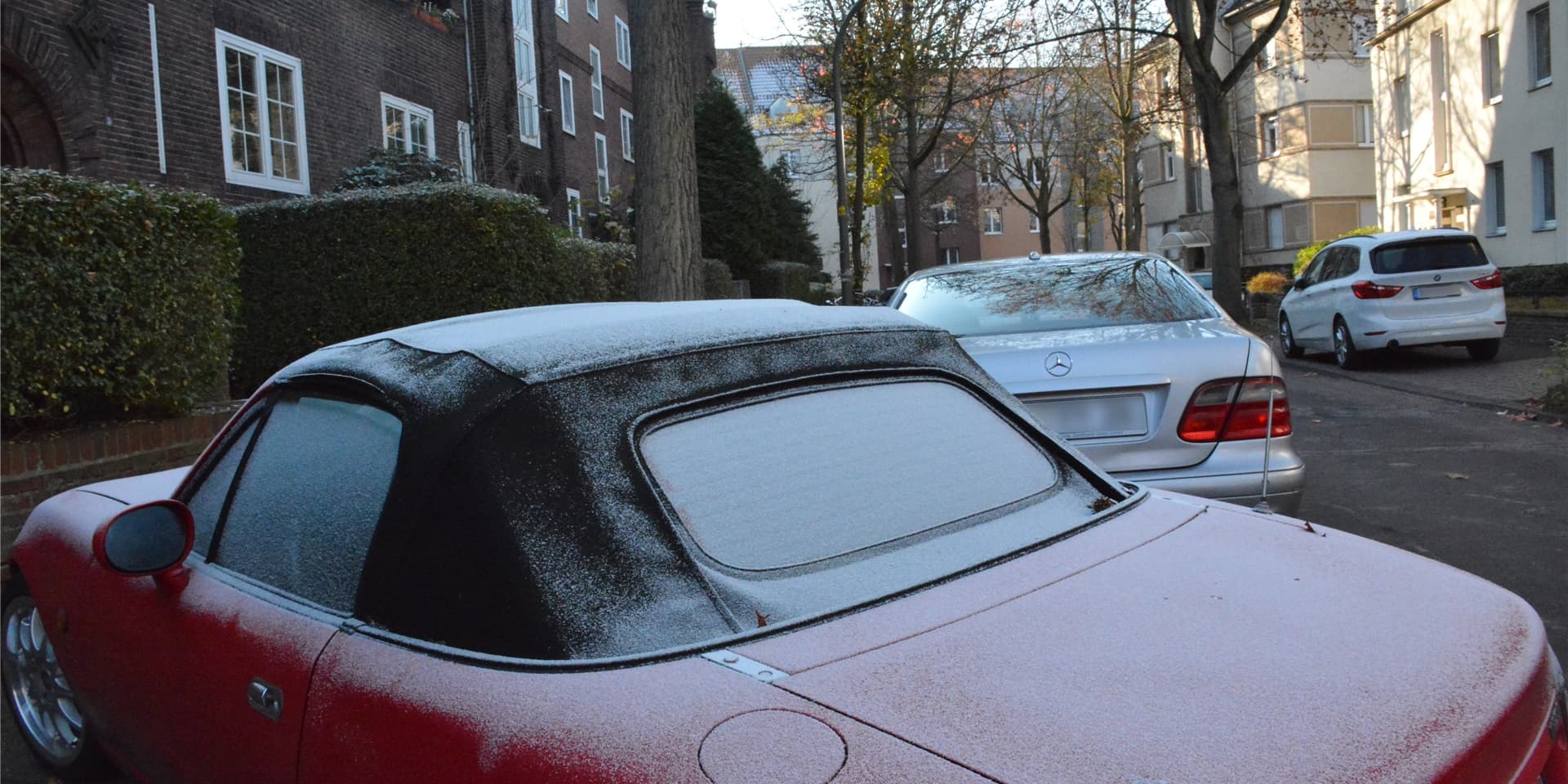 Rund um Kornelius- und Kronprinzenstraße war am Sonntagmittag noch eine dünne Schneeschicht auf Autos, Büschen und Dächern zu sehen.