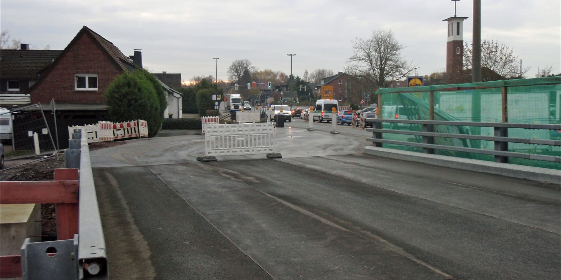 Aus Richtung Werne kommend schwenken die Autos nach links, fahren über die neue Brücke und schwenken wieder nach rechts auf die alte Fahrbahn.