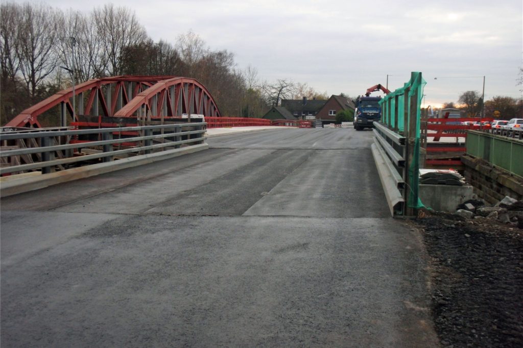 title attribut Wenn die alte Lippebrücke abgerissen ist, wird die neue (Bild) an den Platz ihrer Vorgängerin geschoben