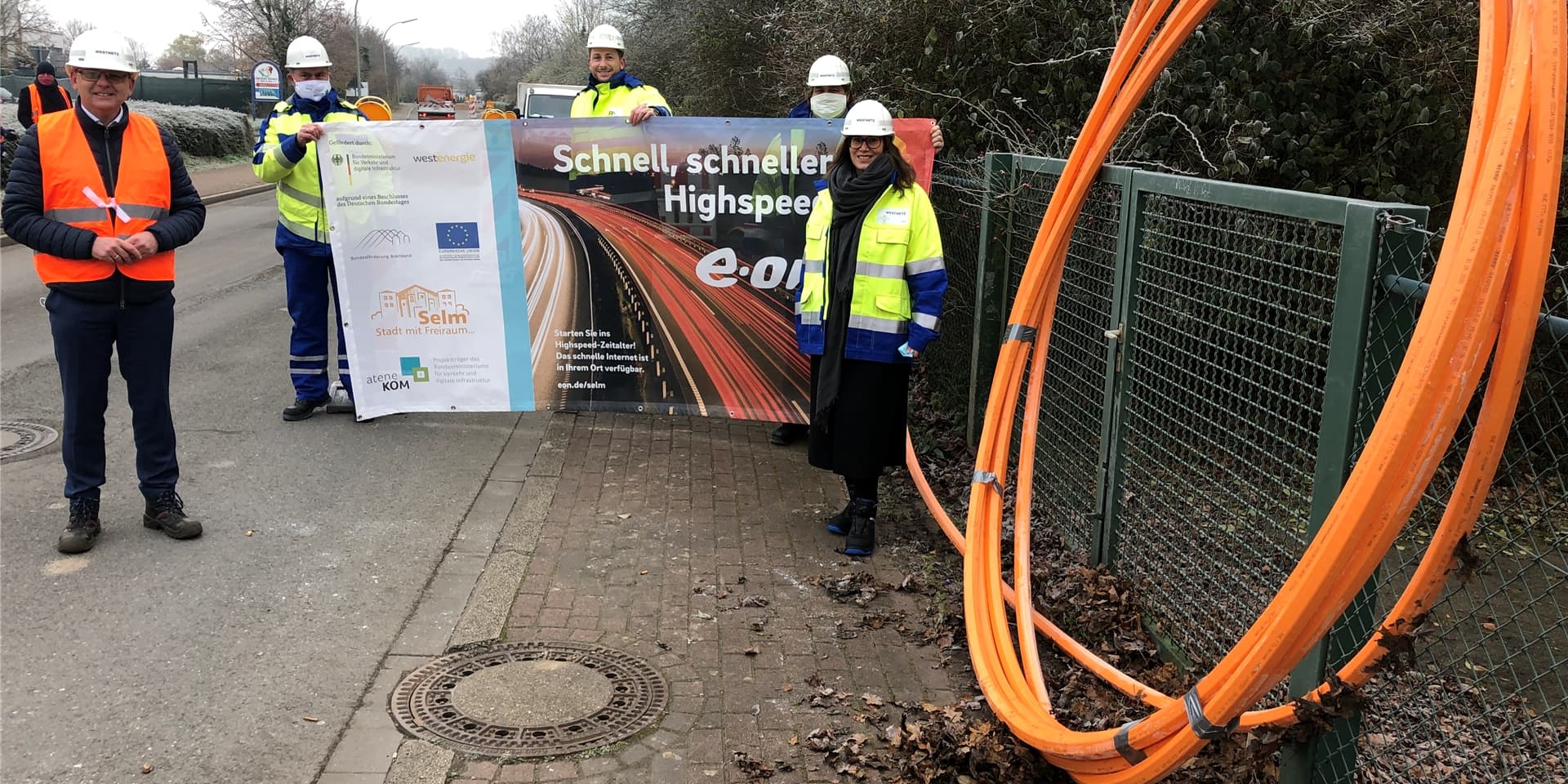 Sie stellten das Projekt Breitbandausbau im Außenbereich vor: (v.l.) Thomas Orlowski, Bürgermeister der Stadt Selm, Bernd Hölscher, Westnetz, Markus Droste, Westenergie, Roland Wehn, Westnetz, und Sandra Sonnack, Westenergie Breitband.