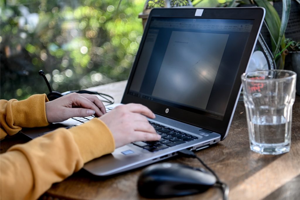Eine junge Frau arbeitet im Homeoffice in einem Wintergarten. Durch eine Steuererleichterung für Arbeit im Homeoffice würde auch vielen Kamenern mehr im Geldbeutel bleiben.
