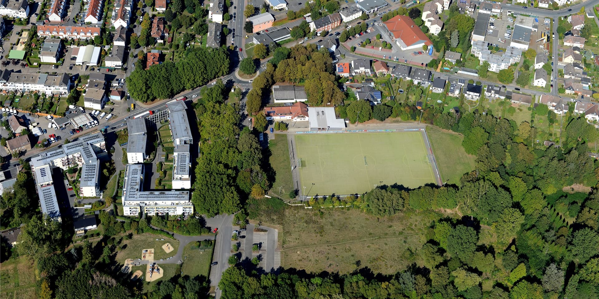 Der Sportplatz und das benachbarte Gelände des ehemaligen Freizeit- und Allwetterbades sollen mit Wohnhäusern bebaut werden.