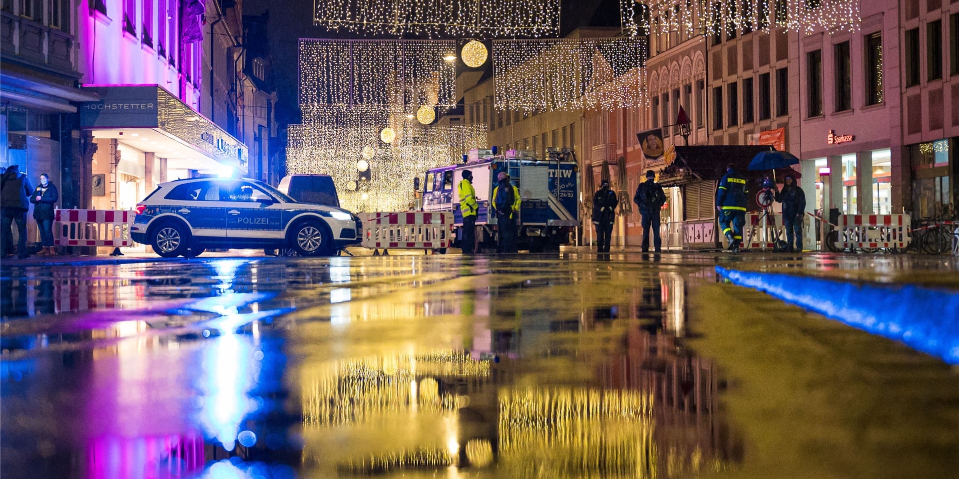 Kräfte der Polizei und des THW sperren den Zugang zur Fußgängerzone. Am Nachmittag war ein Mann mit einem Auto durch die Fußgängerzone von Trier gefahren und hat dabei Menschen verletzt und getötet.