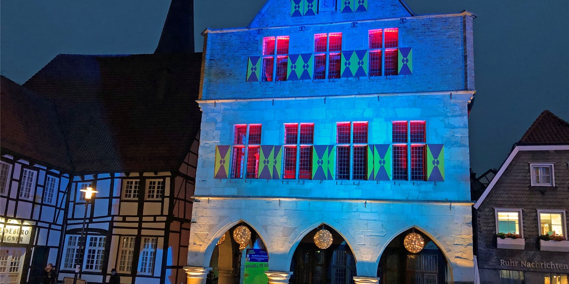 Werne ist seit Ende November in weihnachtlichen Lichterglanz getaucht. Hier das Alte Rathaus.