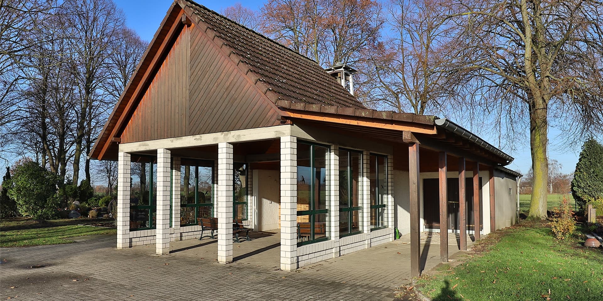 Die Angebote für die Herrichtung des verbleibenden Teils der Trauerhalle auf dem Friedhof Afferde waren viel höher als von der Friedhofsverwaltung kalkuliert. Daraufhin wurde auch der Teilabbruch der Halle gestoppt. 2021 sollen die Arbeiten erneut ausgeschrieben werden – in der Hoffnung, dann günstigere Angebote zu bekommen.