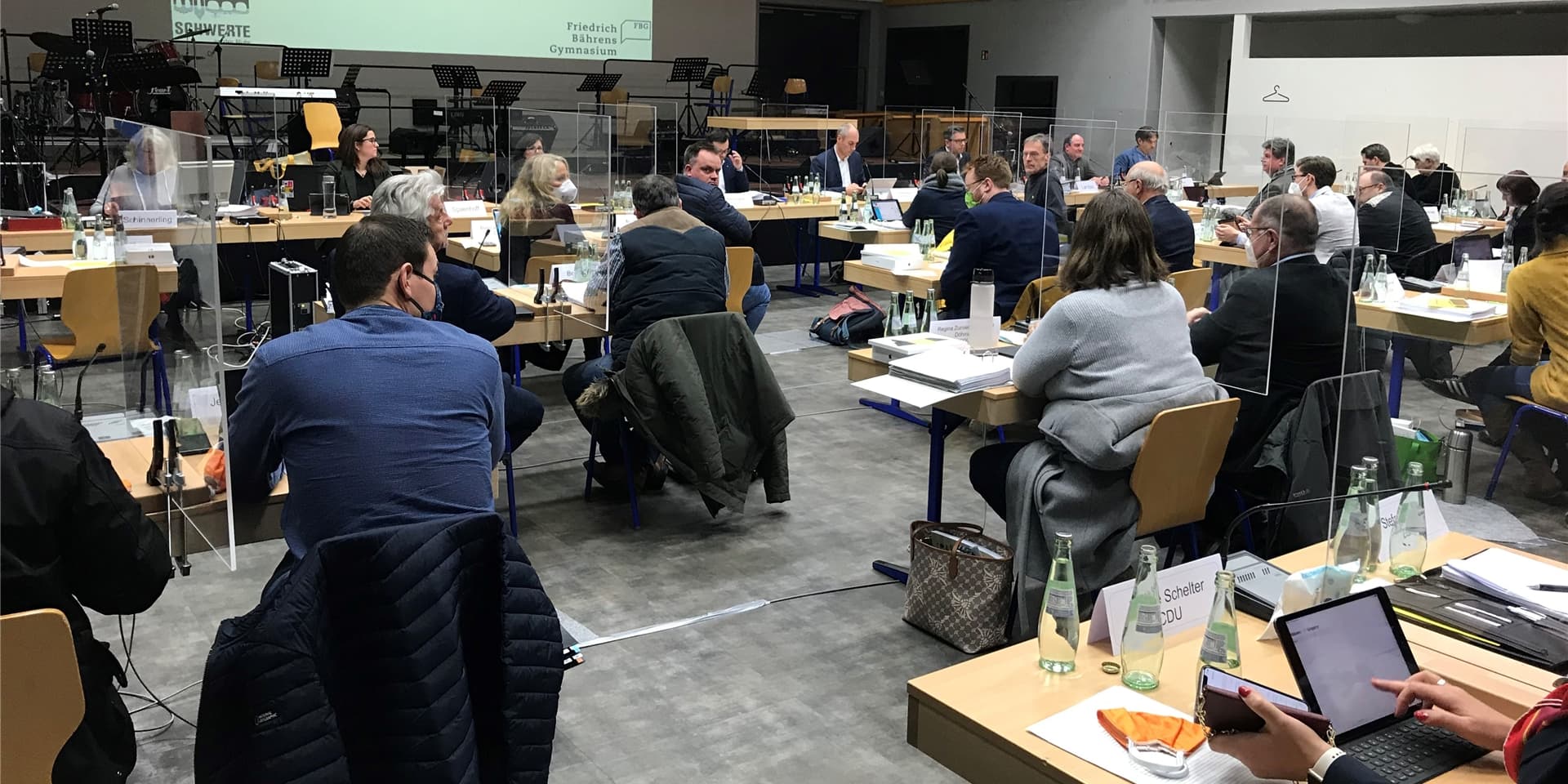 Mit Plexiglas-Trennwänden aber doch relativ eng saßen die Ratsmitglieder bei der zweiten Sitzung des neu gewählten Stadtrates in der Aula des Friedrich-Bährens-Gymnasiums.