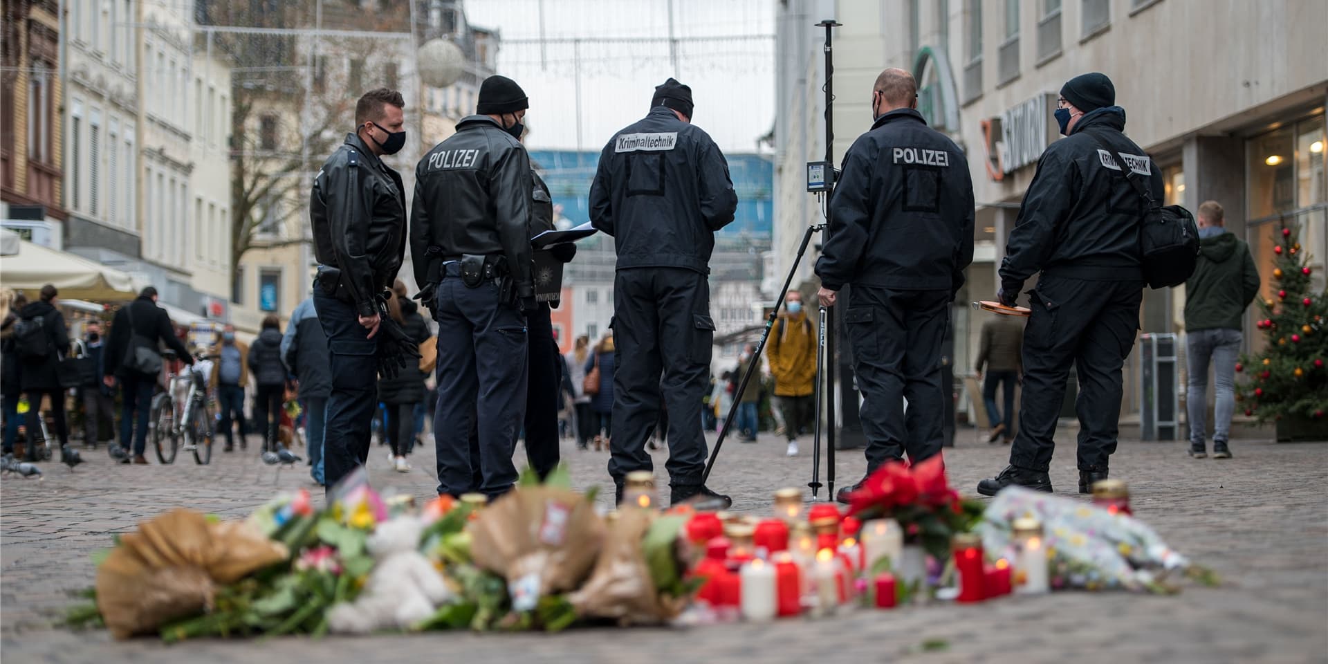 An mehreren Stellen in der Fußgängerzone haben Menschen zum Gedenken an die Opfer Kerzen aufgestellt.