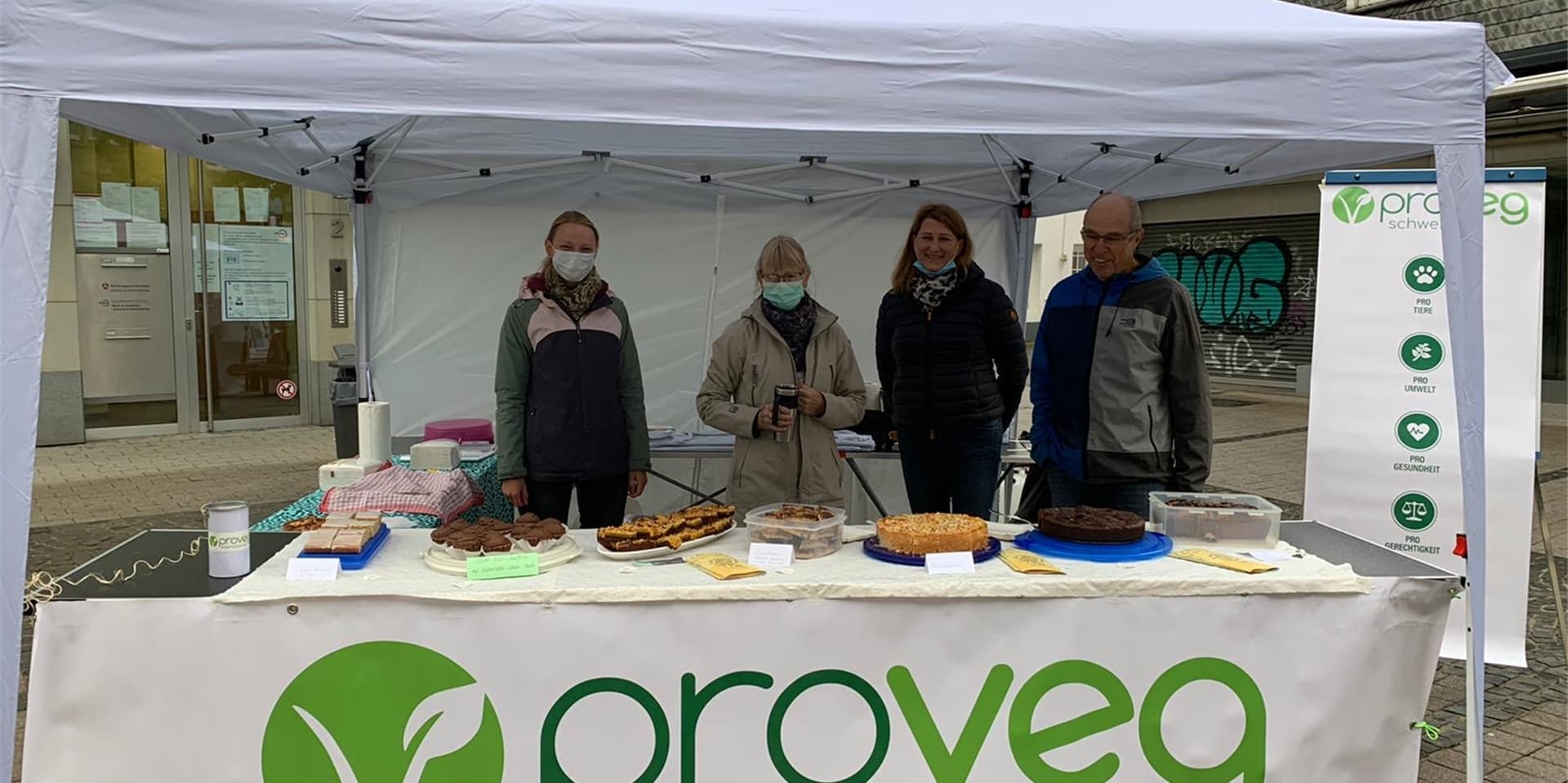 Zum „Worldwide Vegan Bake Sale“ fand man ProVeg mit einem Stand auf dem Cava-Platz. Der diesjährige Weihnachtsmarkt wäre nach der Gründung 2019 ihr erster gewesen.