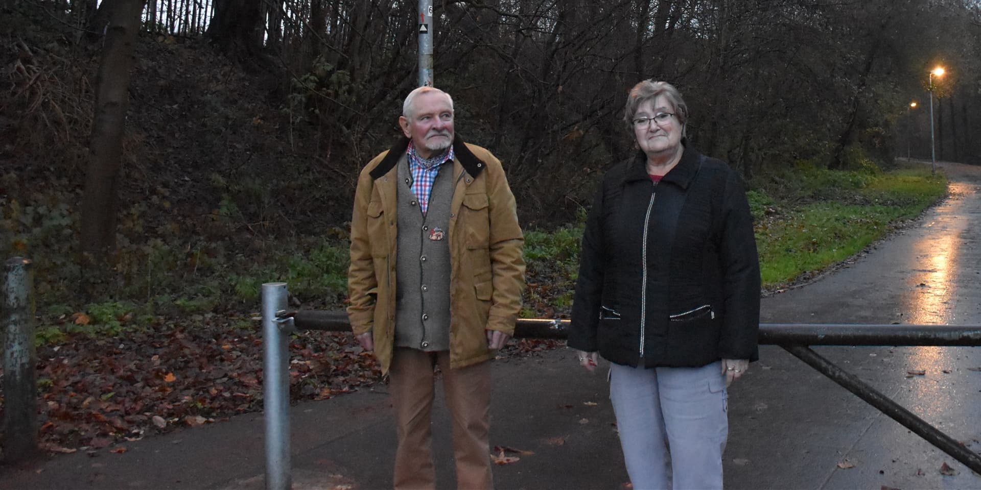 Endlich leuchtet die Laterne Am Hohlen Wege wieder. Klaus und Dagma Bertram hatten den Defekt mehrfach gemeldet. Doch lange war nichts passiert. Ein Betrüger nutzt diese Situation schamlos aus.