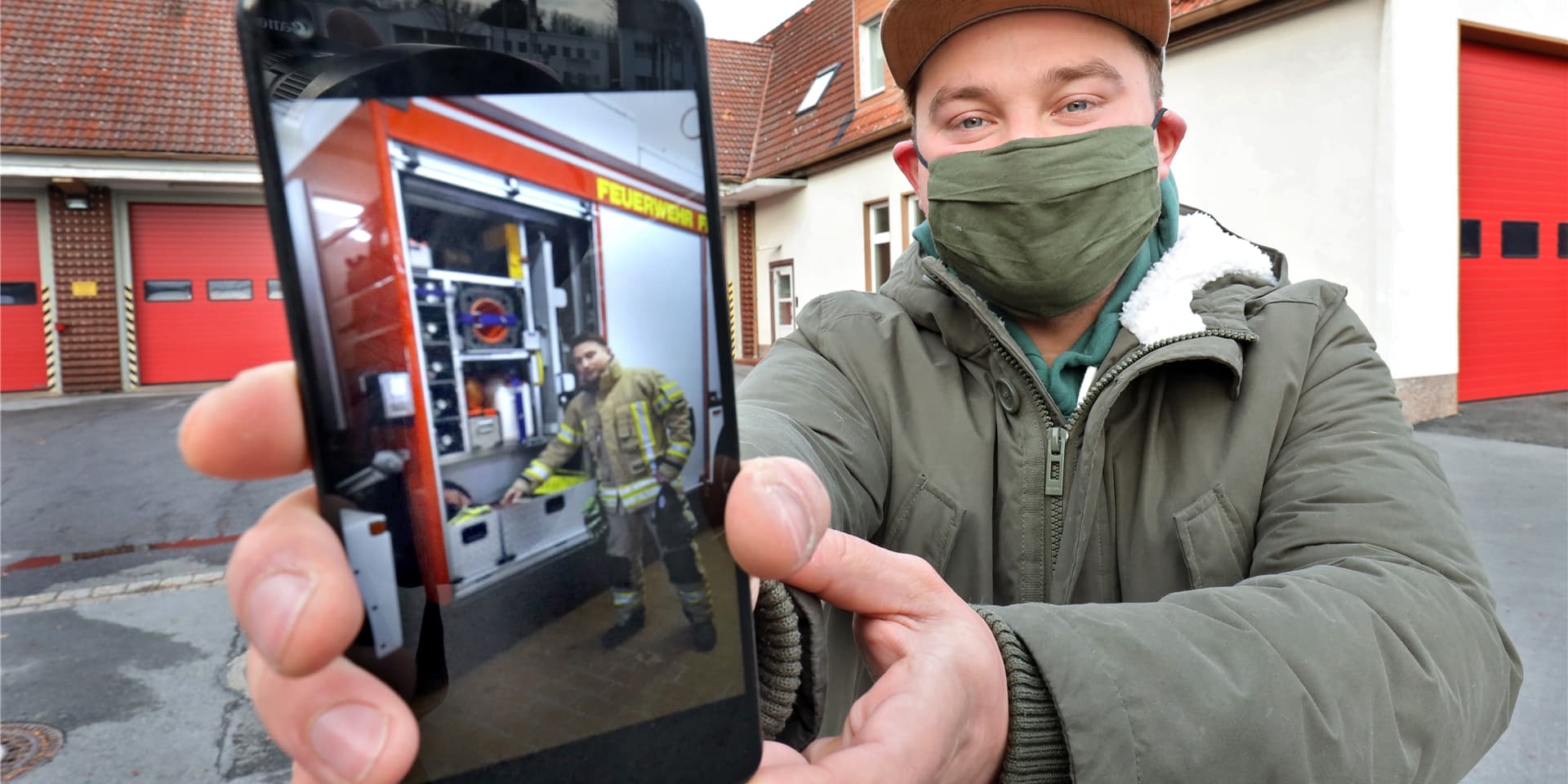 Jugendfeuerwehrwart Thorben Schneemann zeigt, was sich hinter den Türchen des Adventskalenders für die Jugend verbirgt.