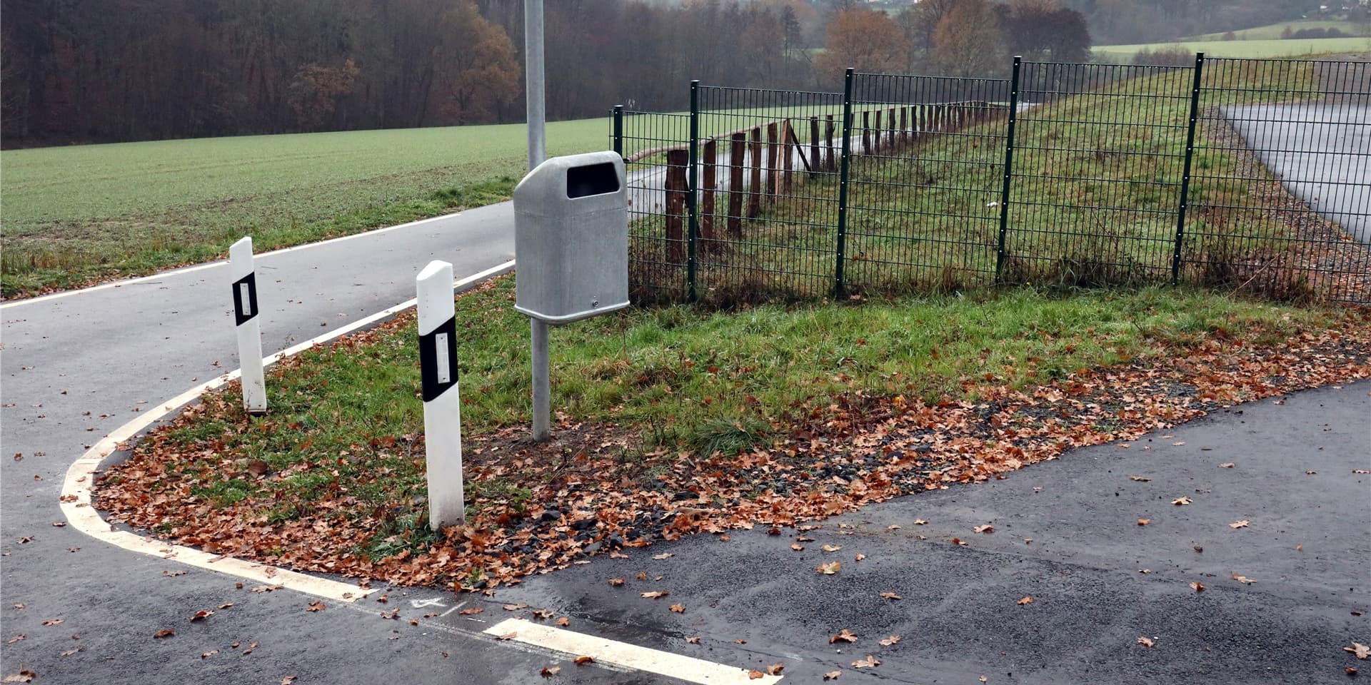 An dem solarbetriebenen Lichtmasten am Radweg oberhalb des Regenrückhaltebeckens in den Wächelten ist kürzlich ein Mülleimer angebracht worden. Ein Bürger wundert sich, warum nur dort, wenn es auch anderen Stellen mangelt.