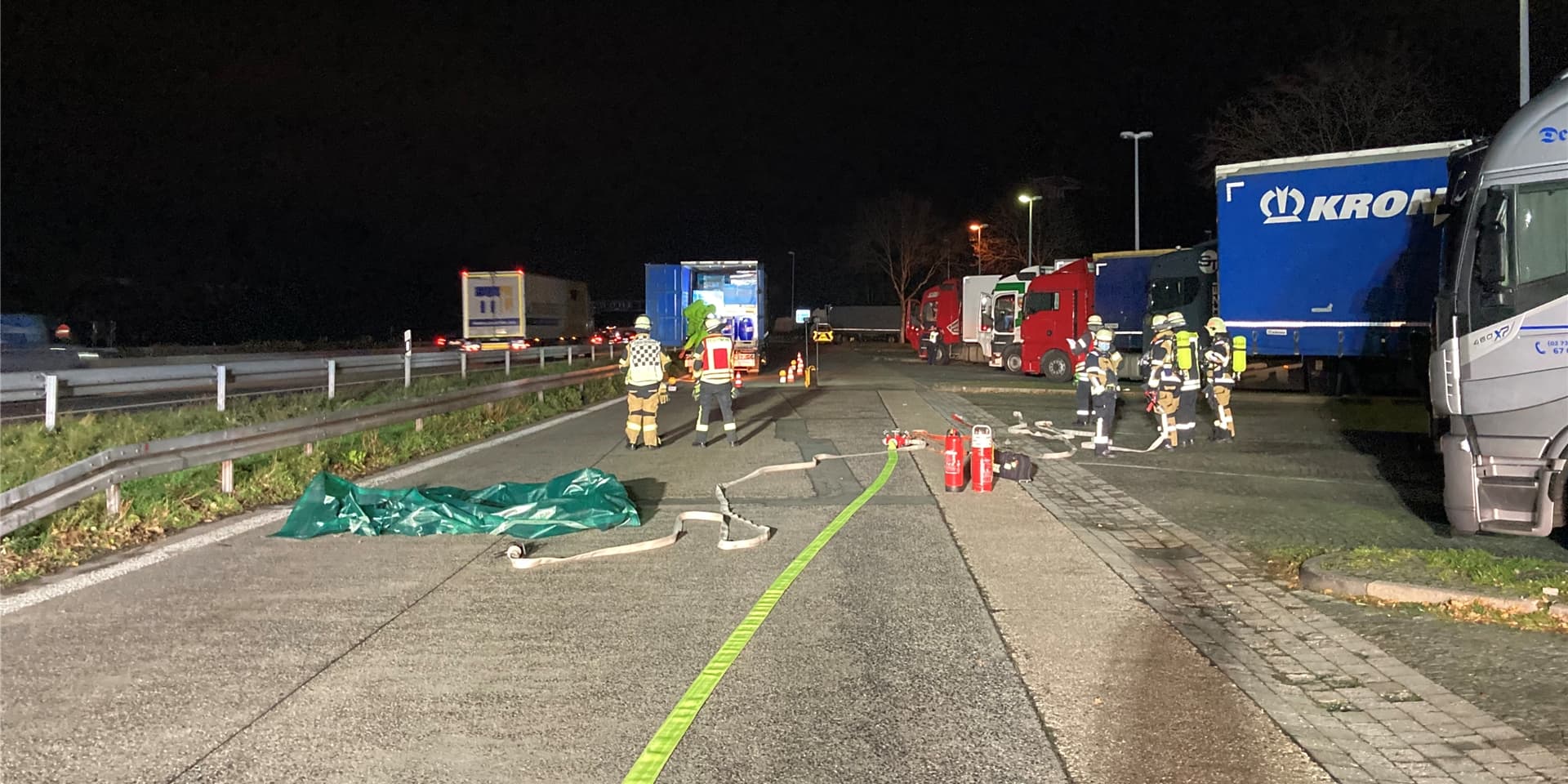 Die Polizei hatte an der Raststätte Lichtendorf-Süd einen Lkw angehalten, aus dessen Container nach einem Bremsmanöver auf der Autobahn Flüssigkeit ausgelaufen war. (Symbolbild)