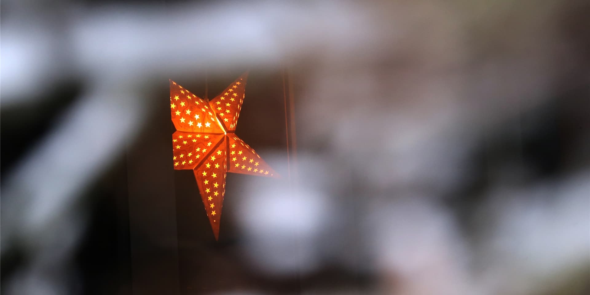 Eine Stern-Lampe am Fenster sieht schön aus, aber man kann ein Fenster auch anderweitig schmücken: mit Fensterbildern mit Kreidemarkern zum Beispiel.