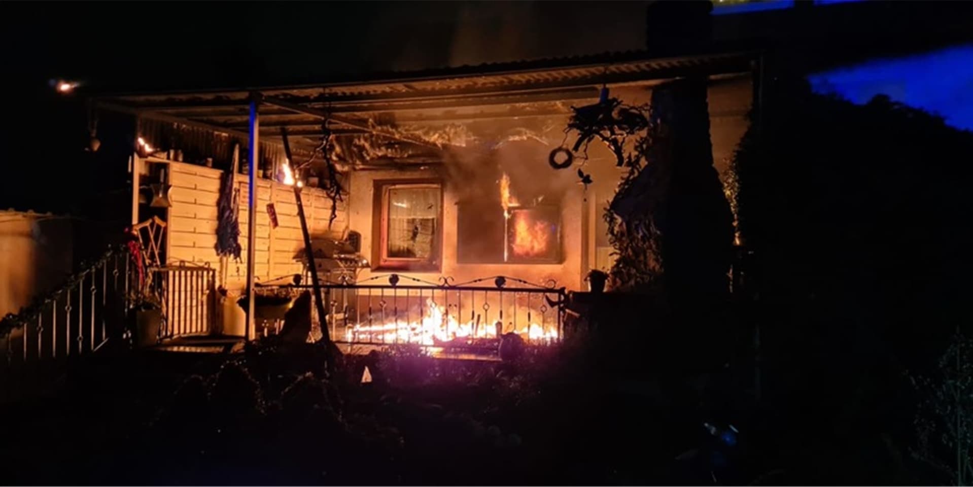 Bereits auf der Anfahrt war ein Feuerschein im Garten eines Einfamilienhauses an der Straße Feldmark zu erkennen.