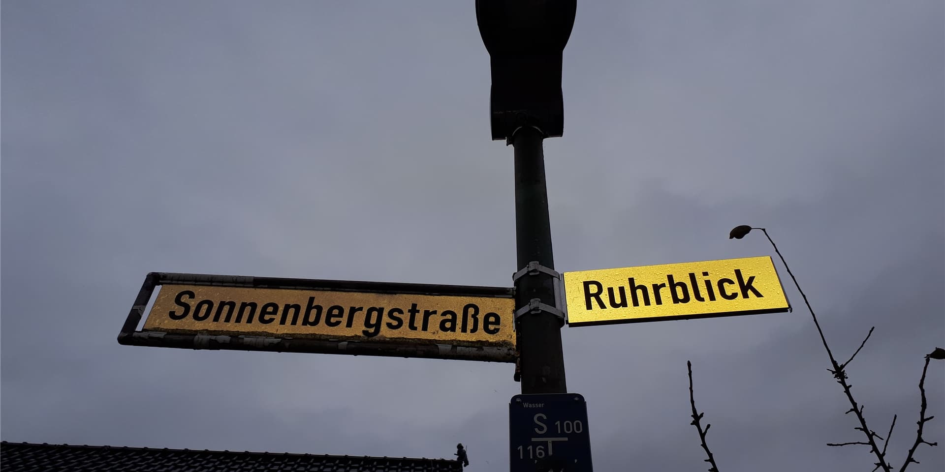 Eine Straßenecke in Langschede hat sich als tückische Falle für zwei Rettungswagen erwiesen.