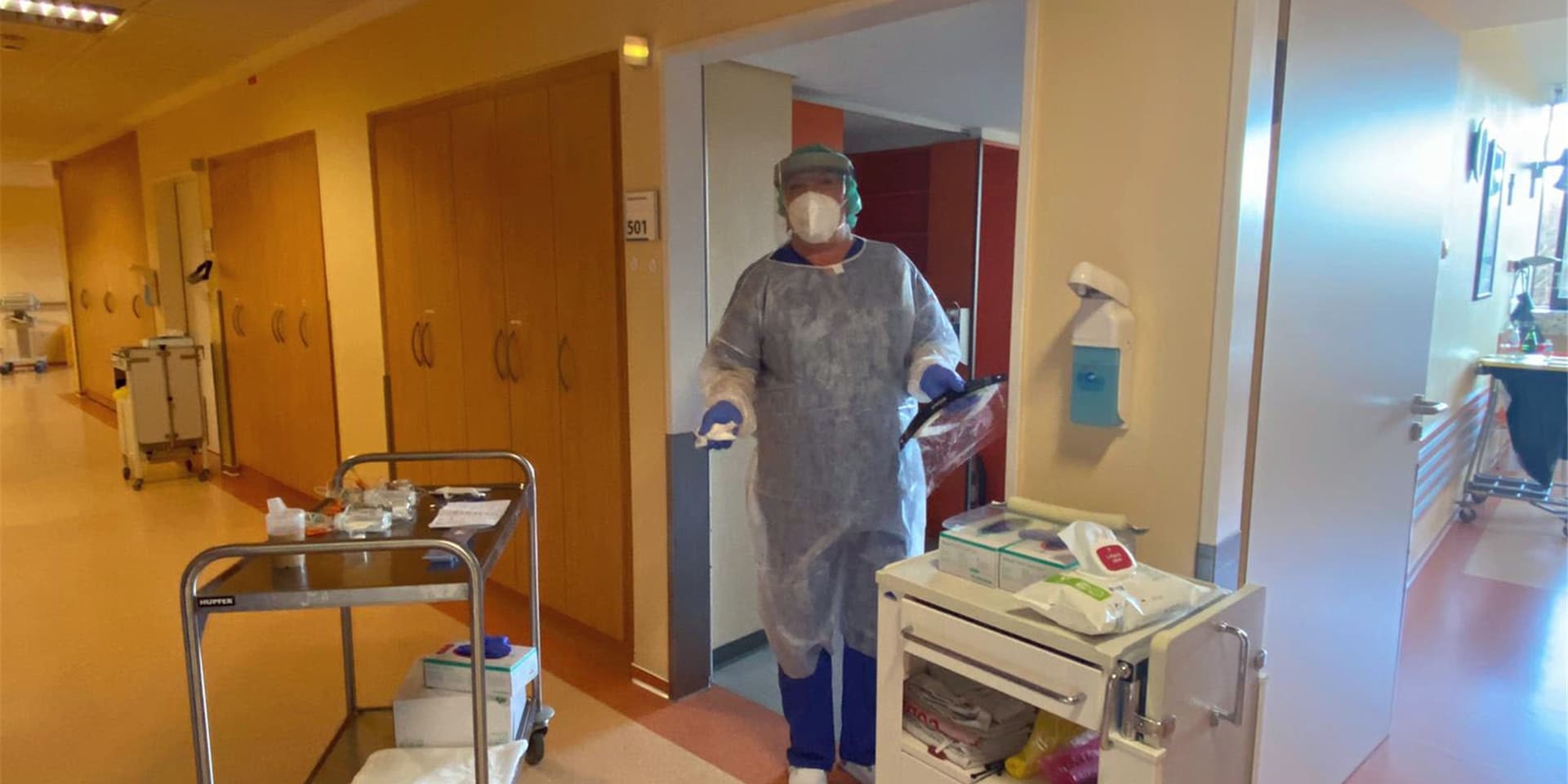 Blick in den Flur der Station 5 des Christophorus-Krankenhauses Werne, wo Covid-19-Patienten gepflegt werden.