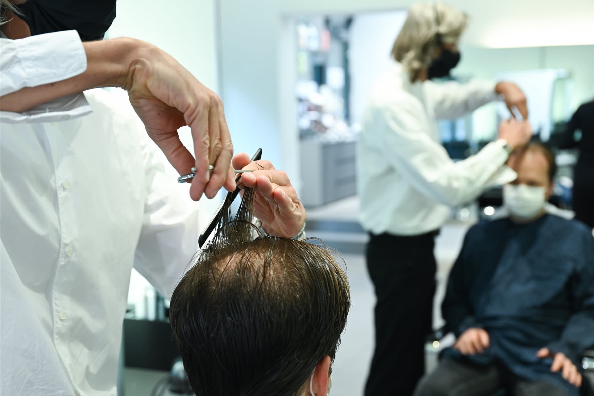 Die hohen Hygienestandards in den Friseursalons dürften nicht umgangen werden, weder von Kunden noch von Kollegen, fordert Björn Barthold, Obermeister der Friseur-Innung Unna.