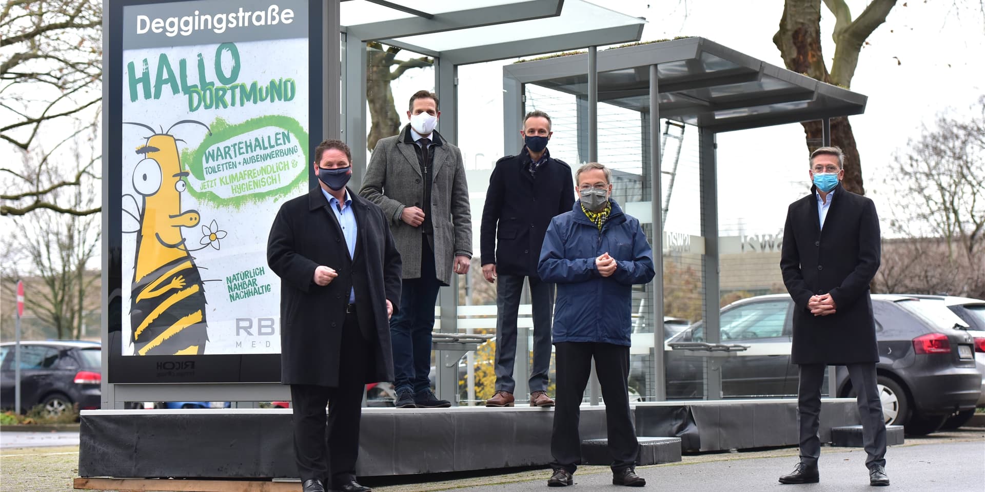 Der DSW 21 Vorstand mit dem neuen Vermarkter bei der Abnahme.