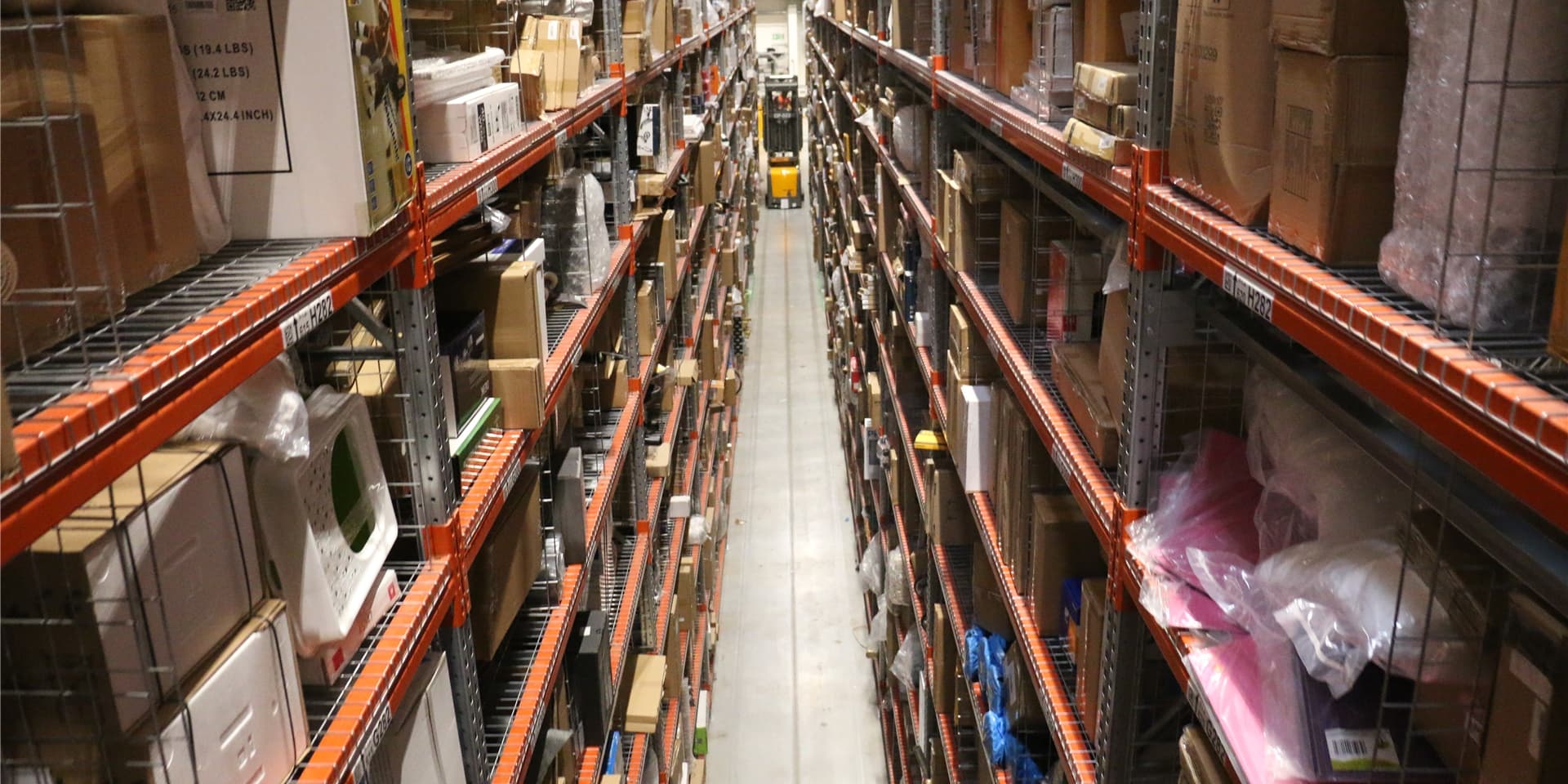 Blick in das Logistikzentrum von Amazon in Werne: Hier stecken die Mitarbeiter mitten im Weihnachtsgeschäft. Das ist auch an der Veränderung beim Personal und am Streik zu spüren.