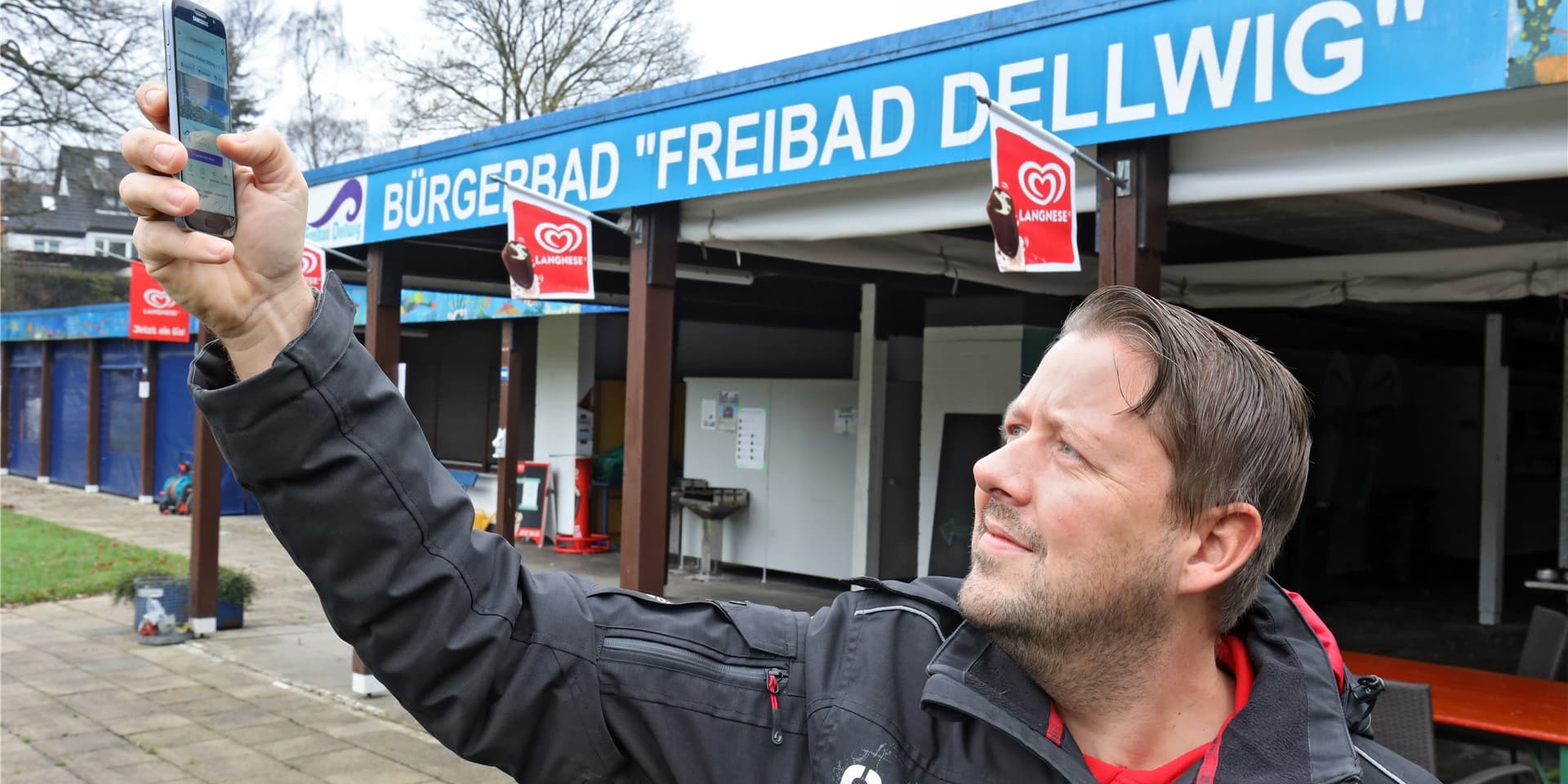 Funkloch im Freibad Dellwig: Dirk Weise, Geschäftsführer der gemeinnützigen Betriebs-GmbH setzt auf einen Glasfaseranschluss ab dem kommenden Jahr.