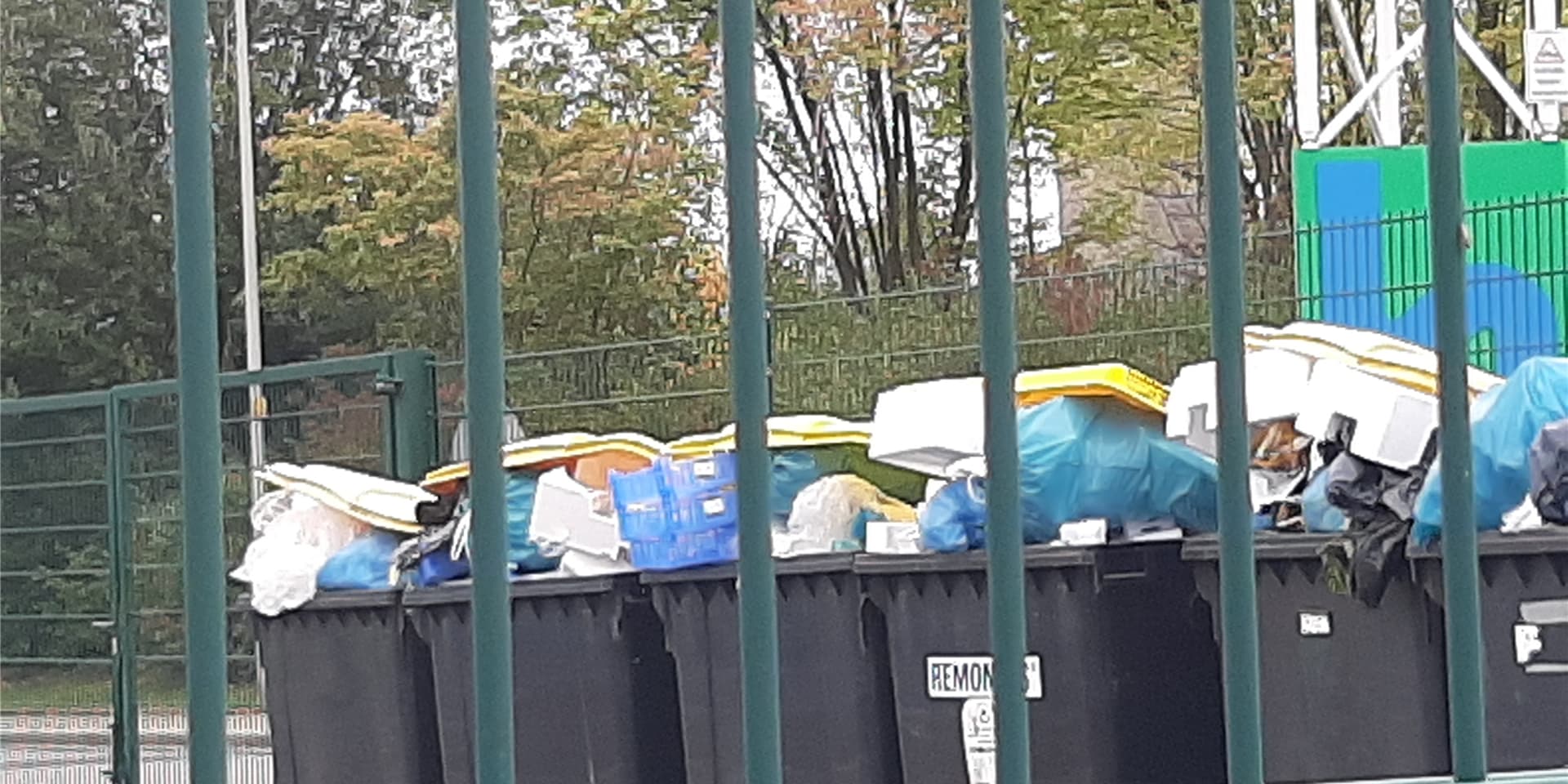 Beim Versuch, über den Zaun des Servicehofs an der Viktoriastraße zu klettern, stürzte ein 34-jähriger Unnaer ab und brach sich beide Fersenbeine. Er wollte auf dem Servicehof eine Tasche stehlen, wie er zugab.