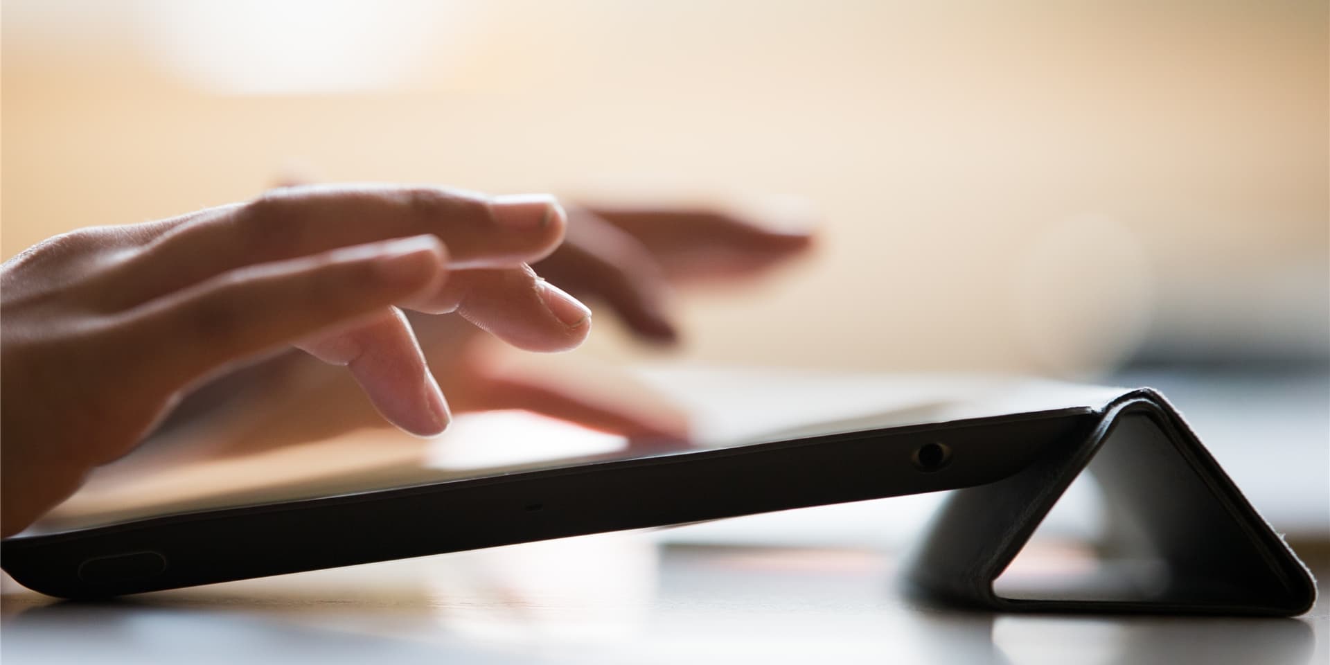 Damit alle Schüler auch zuhause lernen können, hat die Stadt Bergkamen über 1000 iPads bestellt. Sie sollten im November kommen. Da sind sie aber noch nicht.