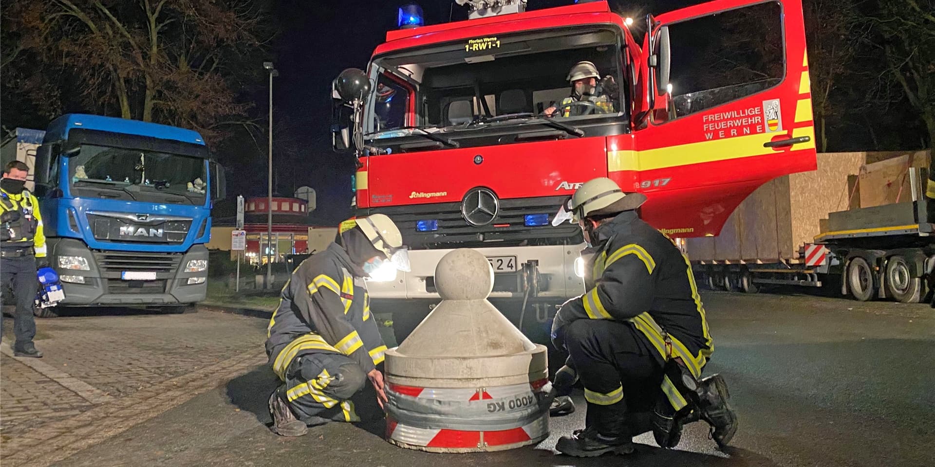 Mit einer Winde zog die Feuerwehr Werne den verrückten Betonpfeiler an seinen Platz zurück.