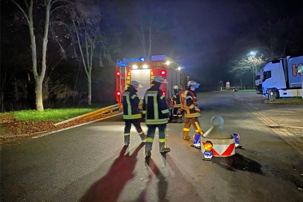 Die Betonsperre wurde zunächst mit Lichtern gesichert.