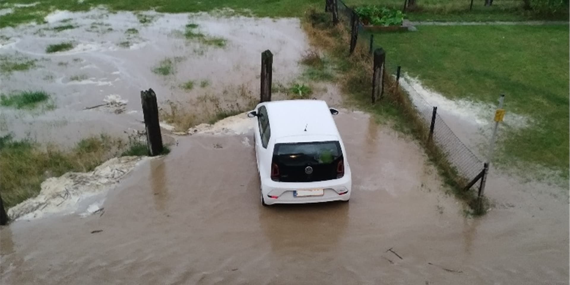 Ein Bild aus Stockum, das beim Starkregen im Augst entstanden war. Wassermassen schossen durch den Ort und brachten viel Schlamm mit sich.