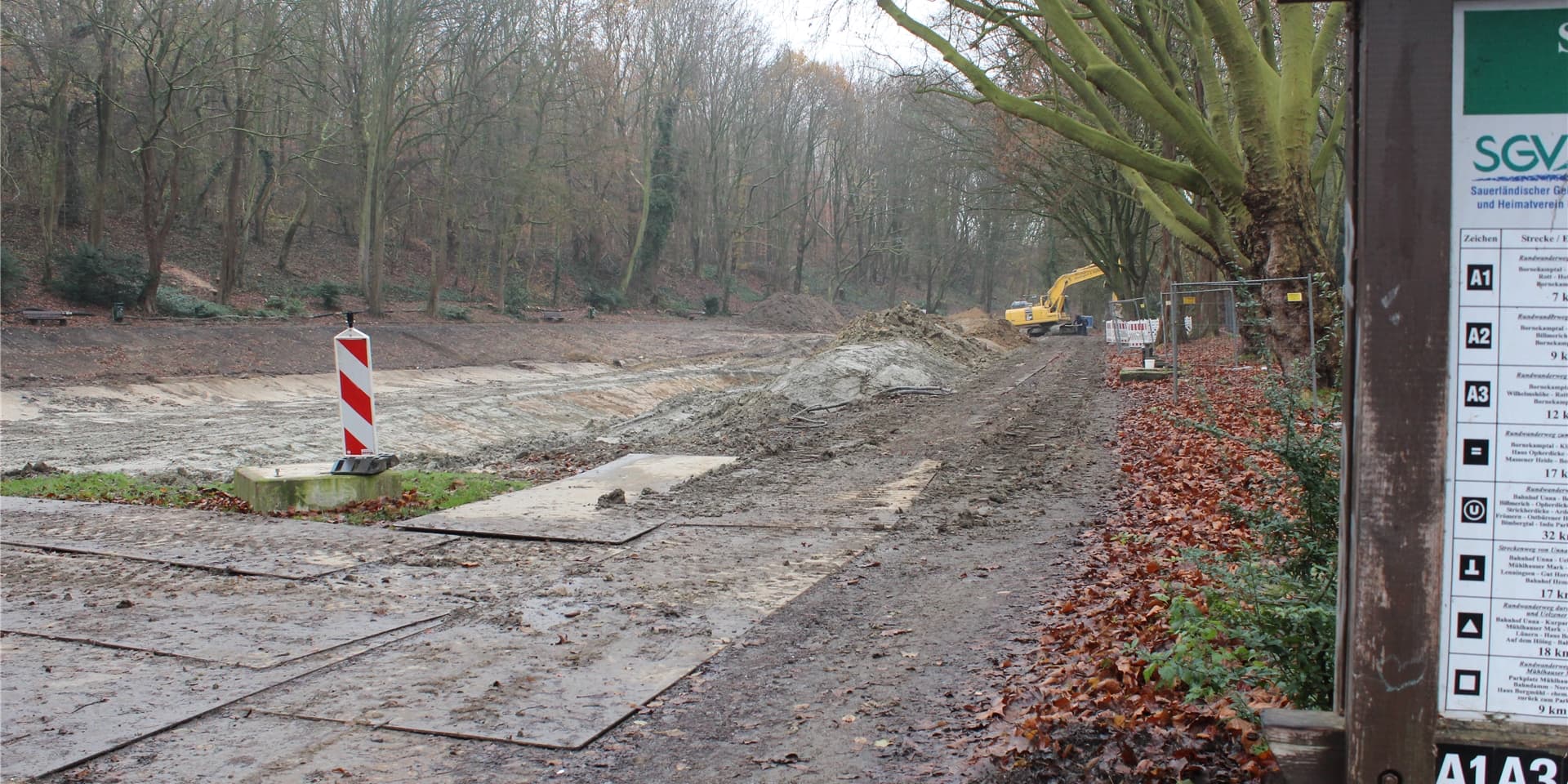 Früher war hier ein Teich, den viele Menschen idyllisch fanden, nun gähnt ein Krater aus Erde. Im Bornekamp liegen die Bauarbeiten im Plan.