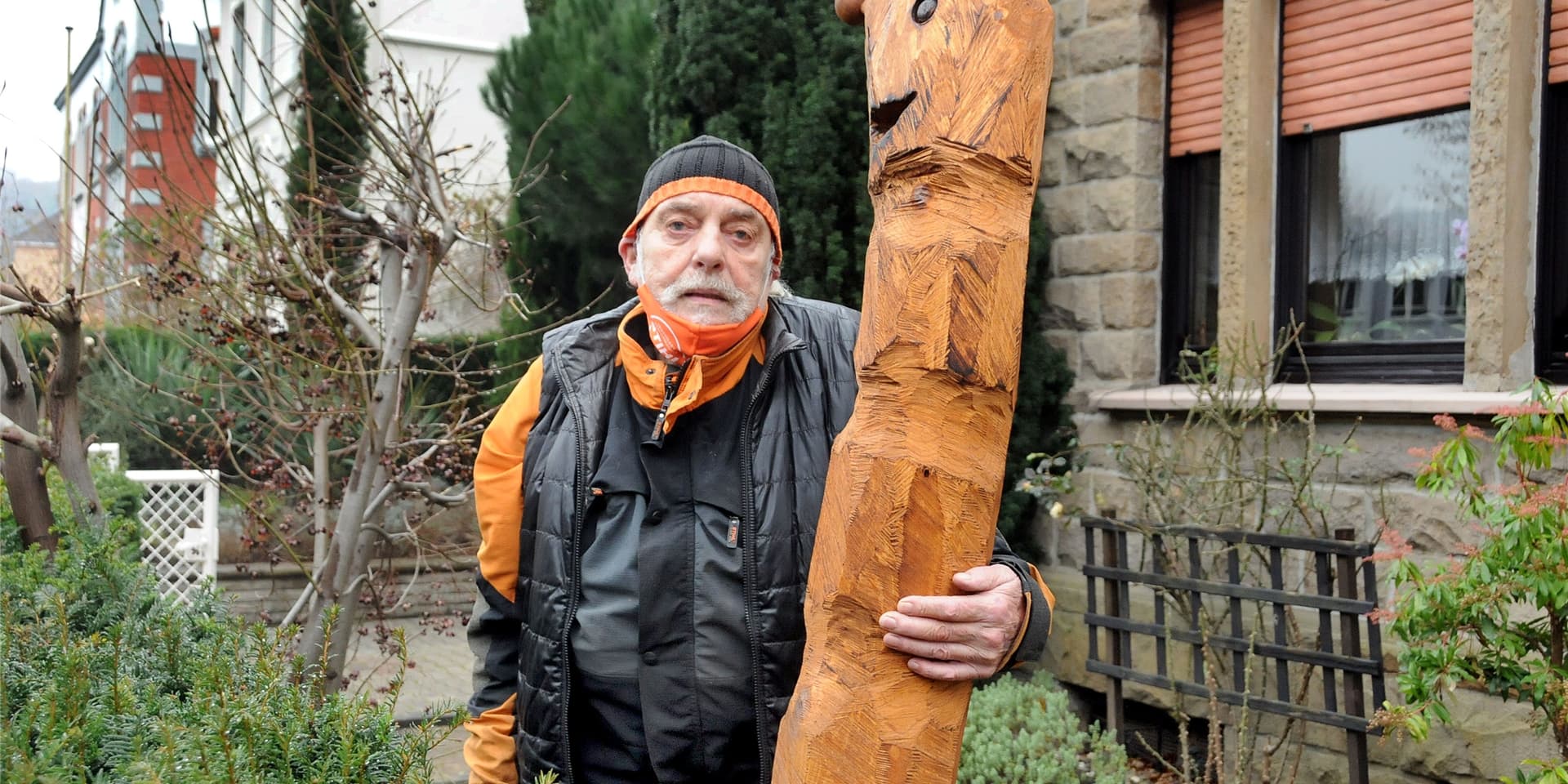 Die „Raupe Nimmersatt“ hat Kettensägenschnitzer Bernd Schumacher aus einem Küstentannen-Stamm des Nachbargartens an der Amtsstraße 19 gemacht.
