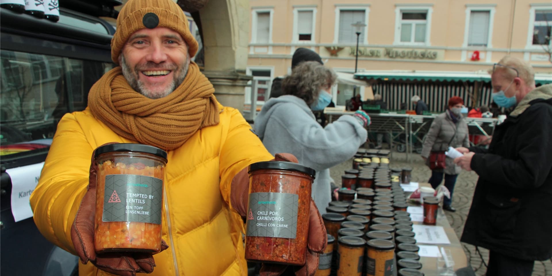 Starkoch Heiko Antoniewicz verkaufte am Freitag, 11. Dezember 2020, erstmals seine Produkte auf dem Werner Wochenmarkt.