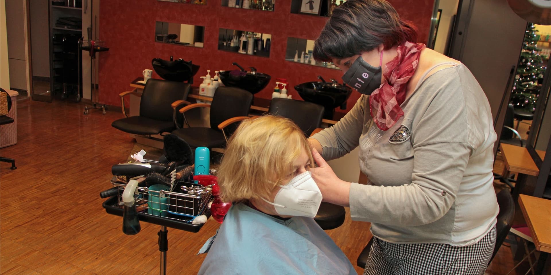 Kundin Lucia Schulz freut sich, dass sie am eigentlichen Ruhetag Montag einen Termin im Salon von Petra Quante bekommen hat.