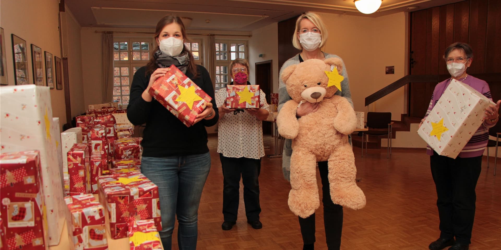 Bereiten sich im Pfarrheim St. Christophorus auf die Verteilung der Geschenke vor. (V. l.) Lisa Reip vom Jugendamt, Gitti Plogmaker (St. Johannes), Uta Leisentritt (Mittelstandsvereinigung) und Annette Brochtrop (St. Christophorus).