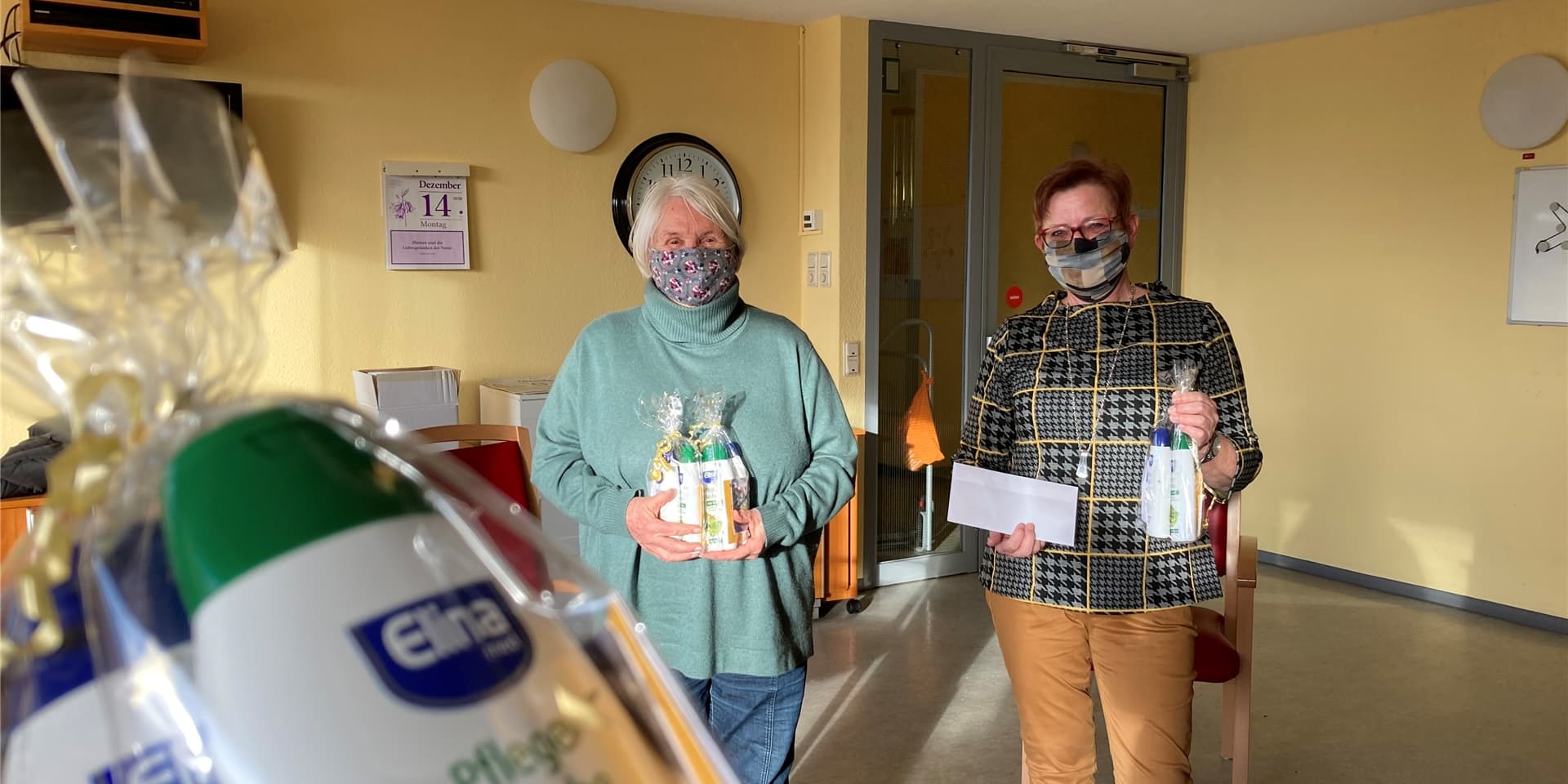 Dörle Joachimsmeyer, Besuchsdienst, und Marianne Richter, Caritas, haben sich eine Alternative zu den Besuchen bei den Schmallenbach-Haus-Bewohnern ausgedacht: Sie haben jedem von ihnen einen persönlichen Brief geschrieben.