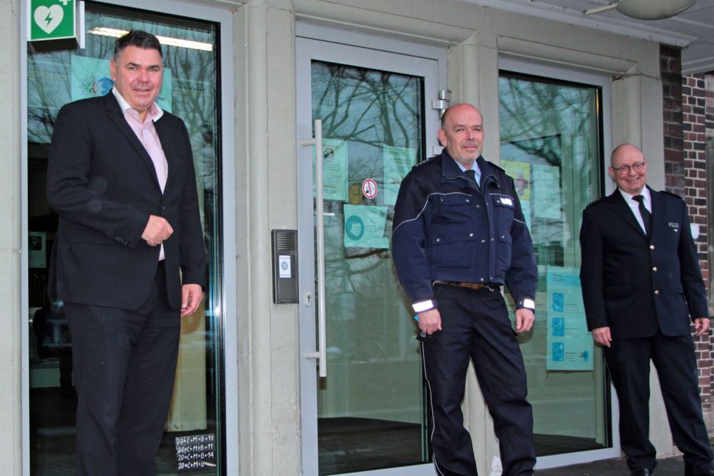 title attribut Landrat Mario Löhr (l.) und Polizeidirektor Peter Schwab (r.) begrüßen den neuen Leiter der Polizeiwache Werne, Markus Fastnacht.