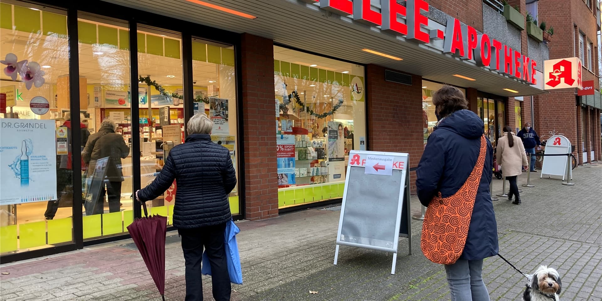 Zur Mittagszeit lässt der Andrang auf die FFP2-Masken in der Allee-Apotheke in Holzwickede erstmals etwas nach.