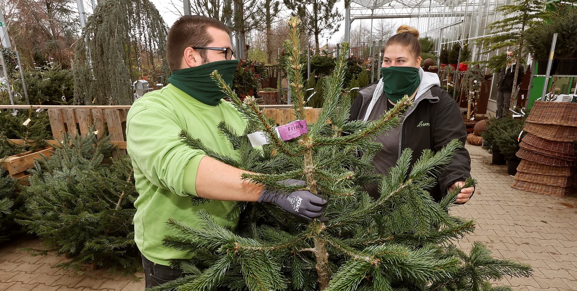 Auch im Lockdown dürfen Manuel Götze und seine Kollegen vom Gartencenter Röttger Weihnachtbäume verkaufen.