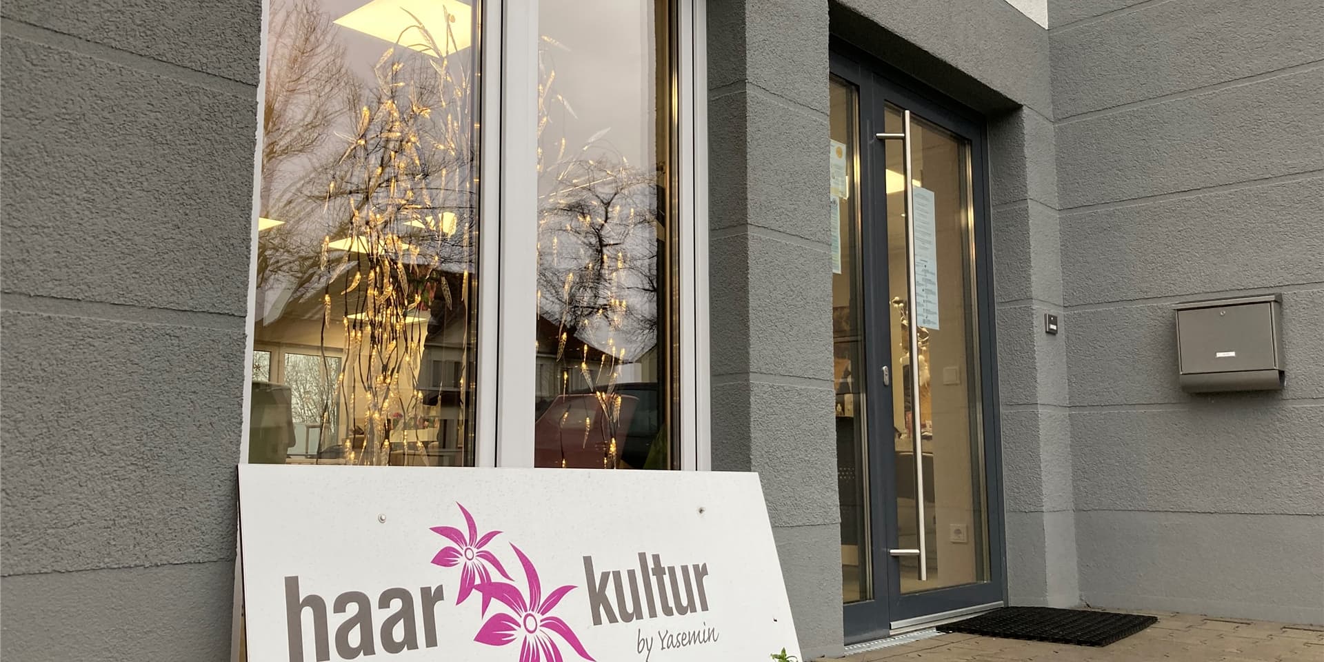 Der Friseursalon „Haar-Kultur“ ist in diesem Jahr vom Markt an die Bahnhofstraße gezogen.